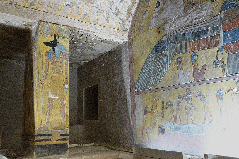 30 MAK_5987.jpg - Sulla colonna, a fianco della dea Nekhbet, è raffigurato il dio Anubi uomo con la testa di sciacallo nero, protettore delle necropoli, dell'imbalsamazione.